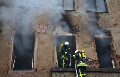 An der B 175 in Rochlitz stand am Donnerstagfrüh der hintere Teil eines unbewohnten Fachwerkhauses in Flammen.