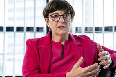 Will, dass die starken Schultern mehr tragen: Die SPD-Bundesvorsitzende Saskia Esken ist zuversichtlich, dass die Ampel-Koalition eine Lösung in der Haushaltskrise findet.