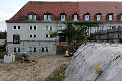 Seit Jahren gibt es für die Trias-Schüler keinen sicheren Zugang zur Turnhalle mehr. Jetzt entsteht ein Provisorium.