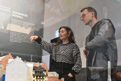 Joseph Walthelm, der wissenschaftliche Leiter der Gedenkstätte Hoheneck, ist begeistert von den Forschungen des Thalheimers Michel Hilbert. Walthelm ist hier mit Sachsens Justizministerin Prof. Constanze Geiert im Gespräch – an einem Modell von Hoheneck.