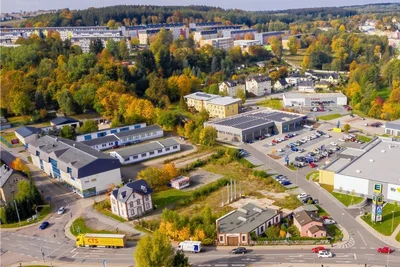 Lidl will sich in Marienberg im Einkaufsgebiet an der Hanischallee niederlassen. Zuvor aber müssen das alte Möbelhaus und die dahinter befindlichen Gewerbeimmobilien (links im Bild) abgerissen werden. 