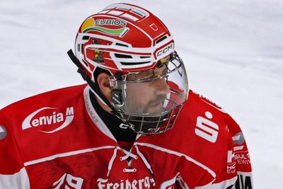 Am Helm von Mario Scalzo befindet sich aktuell ein Protective-Visier. Damit wird der 41-jährige Routinier auch in den nächsten Wochen auflaufen.