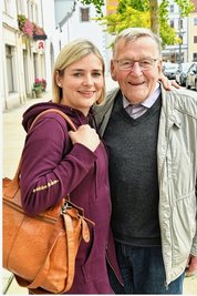 Franziska Pohlers aus Glauchau besucht ihren 90-jährigen Großvater Wolfgang Lehnert in Freiberg. "Einen Stadtbummel haben wir schon hinter uns, gerade waren wir im Pfeffersack essen - sehr zu empfehlen. Als Hebamme freue ich mich über die vielen jungen Familien mit Kindern in der Stadt. Zu Weihnachten werden wir auch in Freiberg einkaufen."(mer)