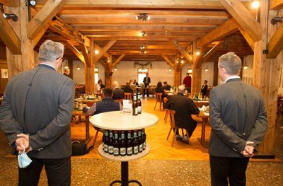 Unter Einhaltung der Abstandsregeln traft Sachsens Ministerpräsident Michael Kretschmer am Samstagnachmittag im Schalander der Sternquellbrauerei Plauen mit Gastronomen der Region zusammen. Er folgte damit einer Einladung von Initiatoren der "Leere-Stühle"-Aktionen, mit der die Unternehmer während der coronabedingten Schließzeit auf ihre wirtschaftliche  Situation aufmerksam gemacht hatten.