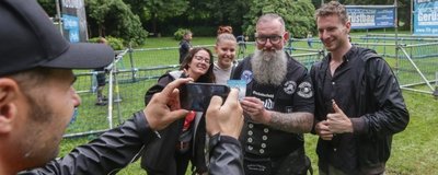 Kai Flößner unterstützt die Schüler mit 500 Euro für ihre Aktion, Müll aufzusammeln. Im Bild (von links) Laura Mäthe, Linda Kircheis, Kai Flößner und Ruben Otto.