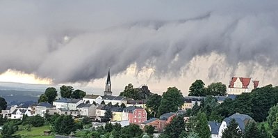 Wetterfront am 1. August über der Stadt Schöneck. 