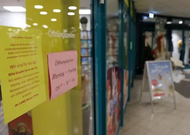 Reisebüros, selbst wenn sie Bestandteil eines Einkaufszentrums sind, in dem alle Läden mit 2G öffnen dürfen, müssen schließen. 