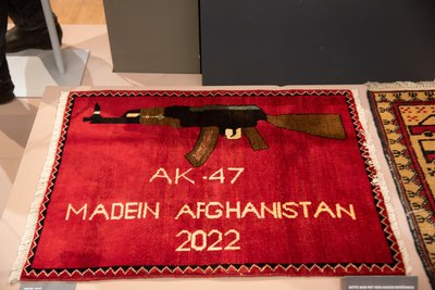 Afghanische Kriegsteppiche mit unterschiedlichen Kriegsmotiven zeigt eine Sonderausstellung auf Schloss Voigtsberg.