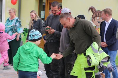 Ein kleines schokoladiges Dankeschön erhiellten alle Beteiligten von den Kindern. Aik suchte sich einen Bauarbeiter aus.