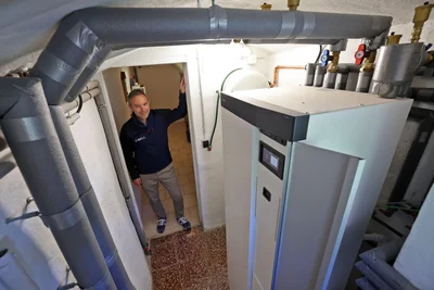 Sell-Niederlassungsleiter Falko Lichtenstein im Keller eines Hauses in Langenberg: Hier hat sein Unternehmen kürzlich eine Wärmepumpe installiert. Der Absatz dieser Technik komme allmählich wieder „in normale Bahnen“.