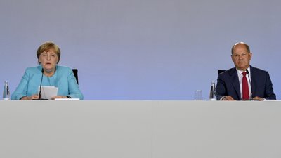 Bundeskanzlerin Angela Merkel (CDU) und Bundesfinanzminister Olaf Scholz (SPD) bei einer Pressekonferenz im Bundeskanzleramt.