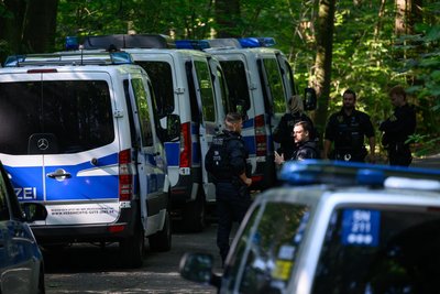 Vielfach suchen Polizisten, wie hier in Döbeln, nach den vermissten Kindern.