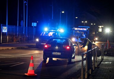 Der Verkehrsunfalldienst bei der Arbeit nach dem schweren Unfall auf der B 180 in Lugau, bei dem eine Autofahrerin zwei Fußgänger übersehen hatte.