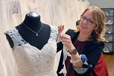 Spende gegen Hochzeitskleid - zur Aktion ruft Ines Nebe mit ihren Mitarbeiterinnen auf.