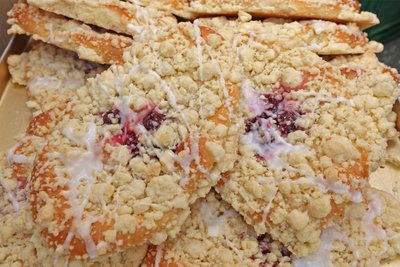 „An den Streuseln wird nicht gespart!“ Dieser Rat für eine schmackhafte Streuselschnecke wird in der Goldbrötchen-Bäckerei beherzigt.