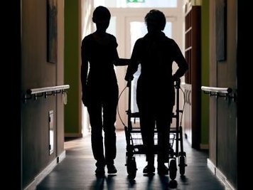 "Ich könnte das nicht": Seniorin mit Betreuerin (Symbolfoto). 