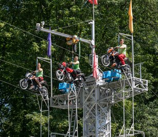 Mitglieder des Familienunternehmens Geschwister Weisheit beim Training im Meeraner Wilhelm-Wunderlich-Park.