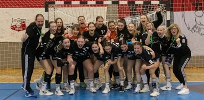 Trainerin Daniela Diener (rechts) und Jugendleiter René Müller (links) freuen sich mit den BSV-Mädels über den Einzug ins Pokalfinale. 