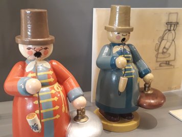 Die Firma Wendt & Kühn in Grünhainichen fertigte diese Räuchermänner mit Wärmflasche. Die Figuren gehen auf einen 1927 erteilten Auftrag der Krausswerke Schwarzenberg zurück. Ein Exemplar mit rotem Mantel war einem Bieter auf einer Internet-Plattform jetzt 1610 Euro wert.