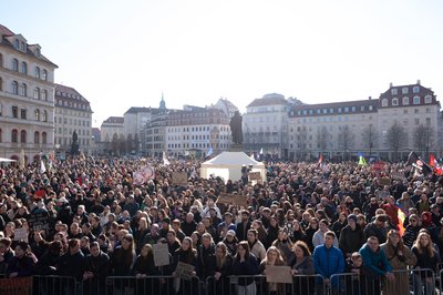 Teilnehmer einer Großkundgebung für Demokratie und gegen Rechtsextremismus stehen auf dem Neumarkt. Mit der Demonstration wollen die Teilnehmer ein Zeichen des Widerstands gegen rechtsextreme Umtriebe setzen.