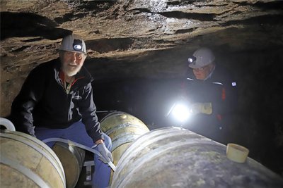 Knut Neumann (l.) und Michael Eßlinger, Geschäftsführer der Freiberger Whisky-Manufaktur, bereiten die Abfüllung im Bergwerk vor.