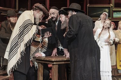 Die Musicalerzählung breitet jüdisches Leben und Traditionen wie ein Bilderbuch vor den Zuschauern aus.