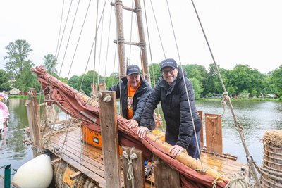 Experimentalarchäologe Dominique Görlitz (links) und Modemacher Jan Jassner von Bruno Banani, dem Hauptsponsor der Abora-Expeditionen, auf dem Schilf-Segelboot Dilmun S.