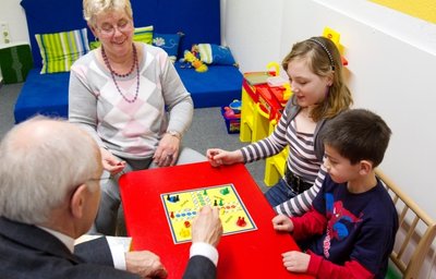 Jung und Alt können voneinander profitieren. Das soll im Projekt "Leihgroßeltern" im Mittelpunkt stehen. 