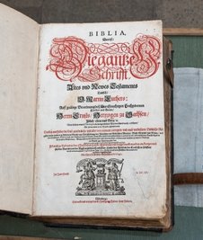 Die Bibel der Familie von Schönberg aus dem Jahr 1653, gedruckt von Wolfgang Endter dem Älteren.