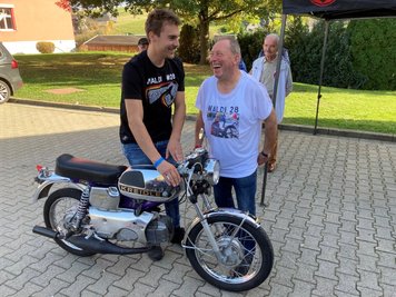Markus Reiterberger mit Aues Clubchef Rainer Pommer an einer Kreidler-Rennmaschine.