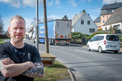 Anwohner Camillo Scholz an der Heinrich-Heine-Straße. Wegen der Ampel an der Burgstädter Straße und entsprechenden Verkehrs muss man hier manchmal lange warten, um über die Straße zu kommen.