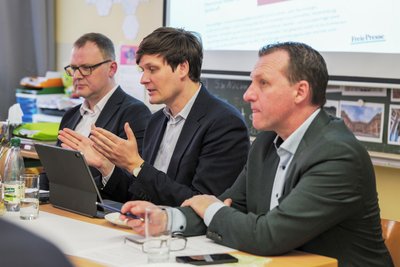 Bildungsminister Conrad Clemens (Mitte) miz Schulleiter Sebastian Herda (links) und Landtagsabgeordnetem Jörg Schmidt.