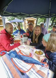 Trotz des verregneten Tages, kamen einige Besucher zum Picknick in den Baumwollpark nach Flöha. Im Bild David Fuchs mit den beiden Kindern und seiner Frau Isa Fuchs. 