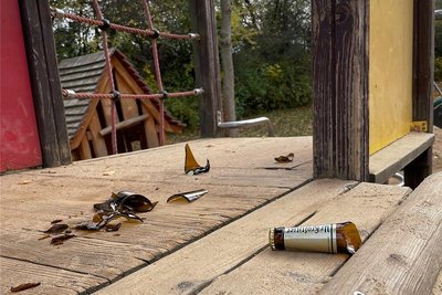 Scherben einer zerschlagenen Bierflasche sorgten auf dem Spielgerät mit Rutsche für Unfallgefahr.