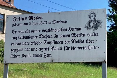 Hinweistafel auf den Dichter Julius Mosen (1803-1867) in seinem Geburtsort Marieney.