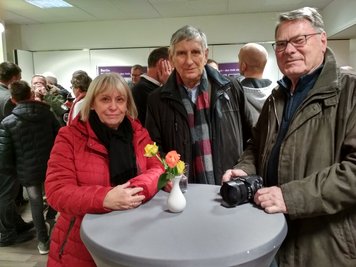 Interessiert an der begleitenden Ausstellung im Quartier 30 an der Bahnhofstraße waren Plauen Ehrenbürger Klaus-Dieter Waldmann (Mitte) mit Ehefrau Angelika und Gottfried Gebauer.