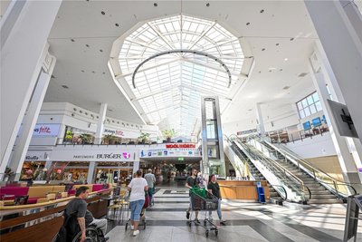 Das Einkaufscenter Neefepark an der Neefestraße und der A 72 verbindet Ikea und Globus.