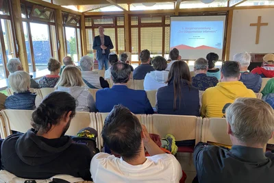 Fast 50 Besucher waren am Mittwochabend zur Bürgerversammlung in den Oberwiesenthaler Gemeindesaal gekommen.