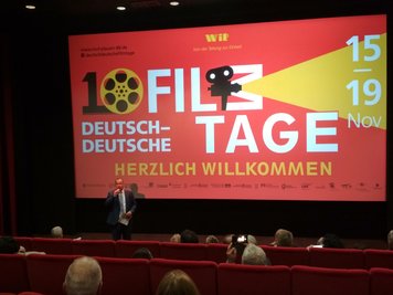 Kulturbürgermeister Steffen Zenner eröffnet das Filmfestival.