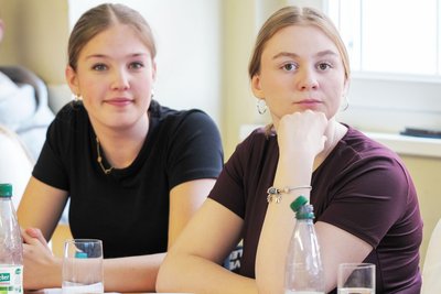 Die Zehntklässlerinnen Liska Dreyhaupt (lins) und Edwine Pissor sind Schulsprecherinnen.