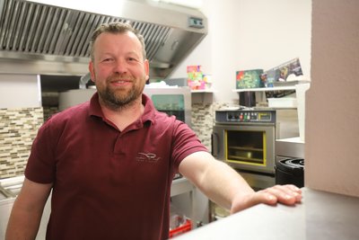 René Schubert betreibt den Imbiss „Lecker & satt“ an der B 173 in Oederan.
