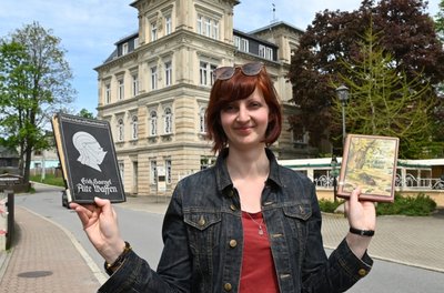 Museumsleiterin Paula Stötzer mit Büchern, die in der Schaubibliothek Platz finden sollen. 