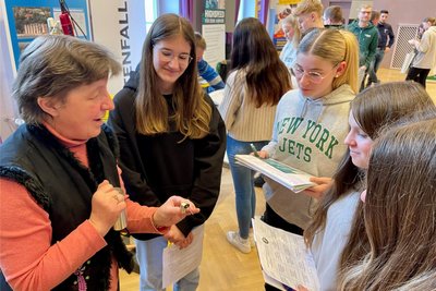 Einmal im Jahr veranstaltet beispielsweise die Jenaplanschule Markersbach einen „Markt der Möglichkeiten“ an der Schule. Dabei kommen Firmen und stellen sich sowie Ausbildungsmöglichkeiten und verschiedene Berufsbilder vor.