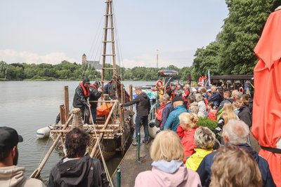Viele Schaulustige verfolgen das Spektakel am Pfingstsonntag auf dem Chemnitzer Schloßteich. Am Montag ist die Crew von 10 bis gegen 15 Uhr anzutreffen. Am Ufer wird eine Ausstellung über das Abora-Team gezeigt.