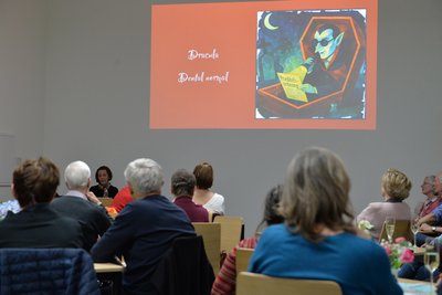Originelle Bilder (hier die Erinnerung an das Freiberger „Dracula“-Musical 2025), Toneinspielungen und Gedichte prägten die Buchvorstellung in der Universitätsbibliothek Freiberg.