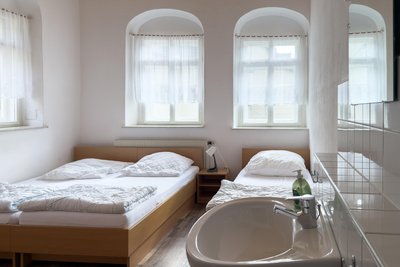 Die Zimmer in der Naturherberge im einstigen Herrenhaus sollen möglichst bald aufgewertet werden, unter anderem durch neue Betten.