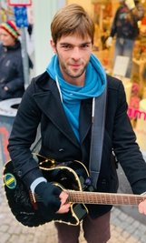 Straßenmusiker Bastian Coburger sammelt für Deborah.