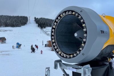 Unter der Seilbahn stehen die Schneekanonen noch still. Anders als im Vorjahr fiel diesmal der Startschuss an der Himmelsleiter.