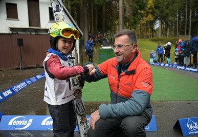 David Götzel vom VSC Klingenthal freut sich mit Regionaltrainer Bernd Glaß über seinen Sieg in Johanngeorgenstadt. 