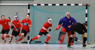Ein Bild mit Symbolcharakter: In der ganzen Spielzeit glänzten die Hockeyspieler des SV Motor Meerane - hier bei der Verteidigung einer Strafecke im Heimspiel gegen Charlottenburg - mit vollem Einsatz. Der Lohn: Vier Siege und ein Remis aus sieben Spielen sowie der Klassenerhalt. l